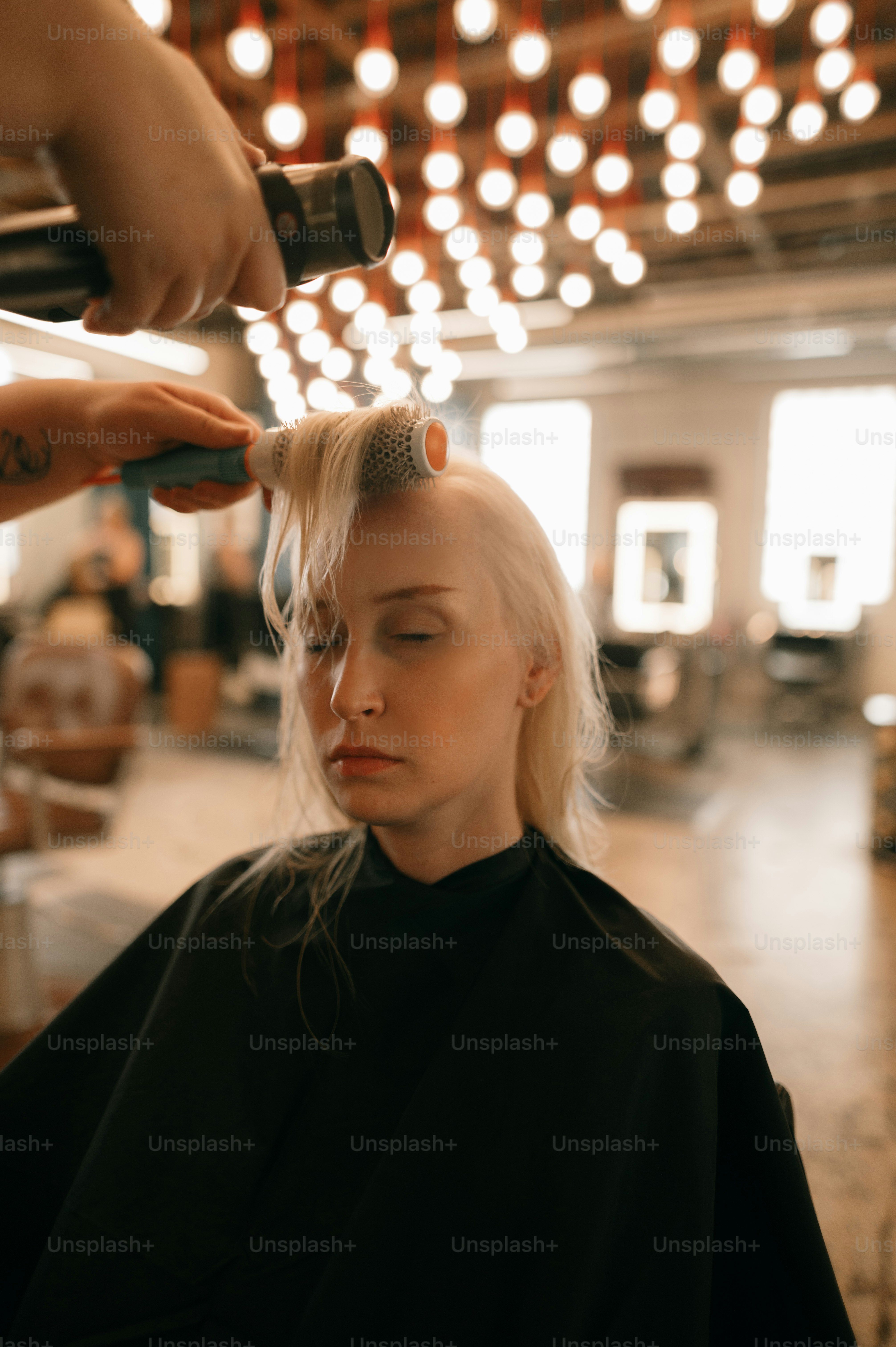Una donna che si fa tagliare i capelli da un parrucchiere