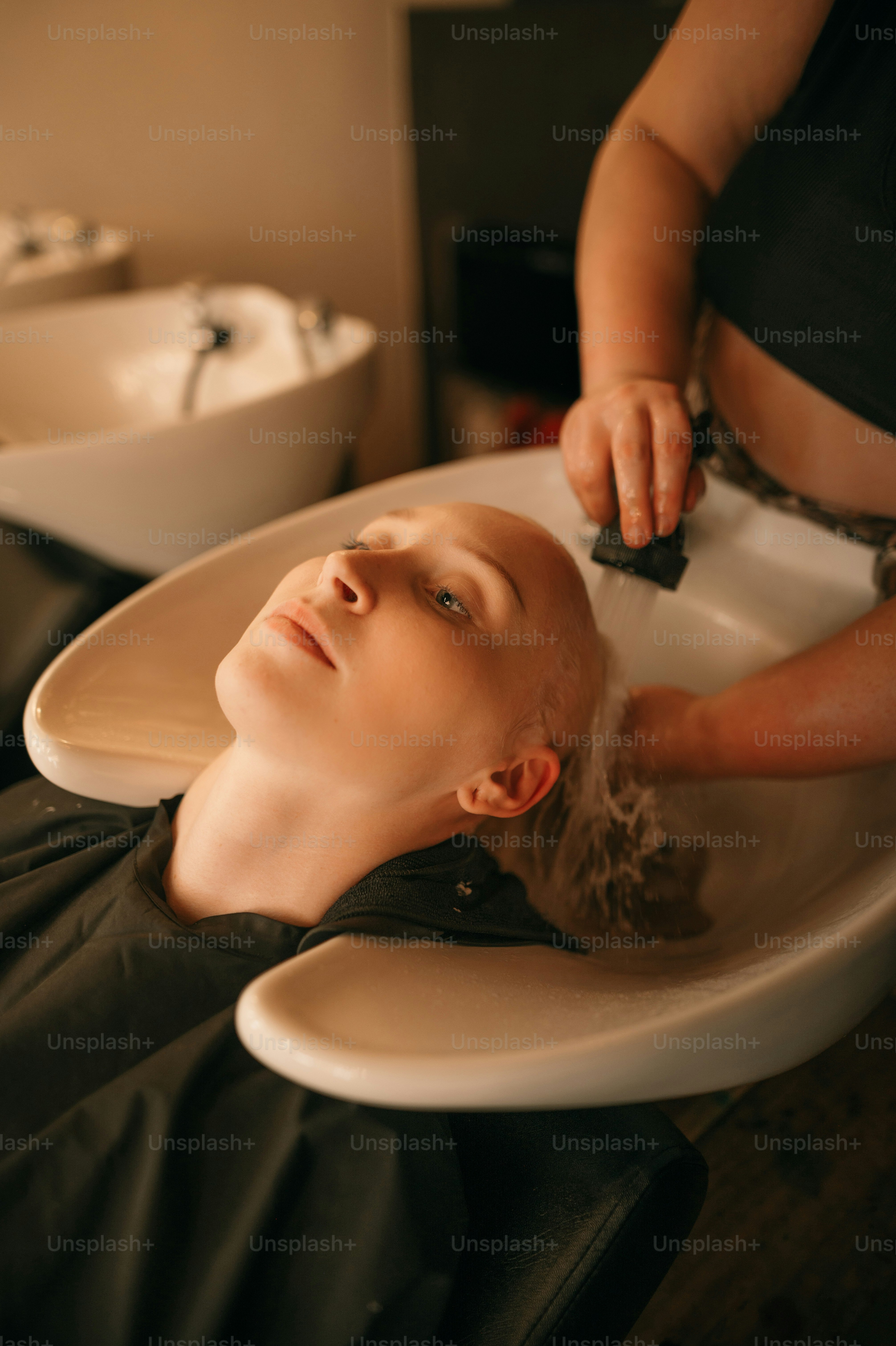 Una donna che si taglia i capelli in un salone