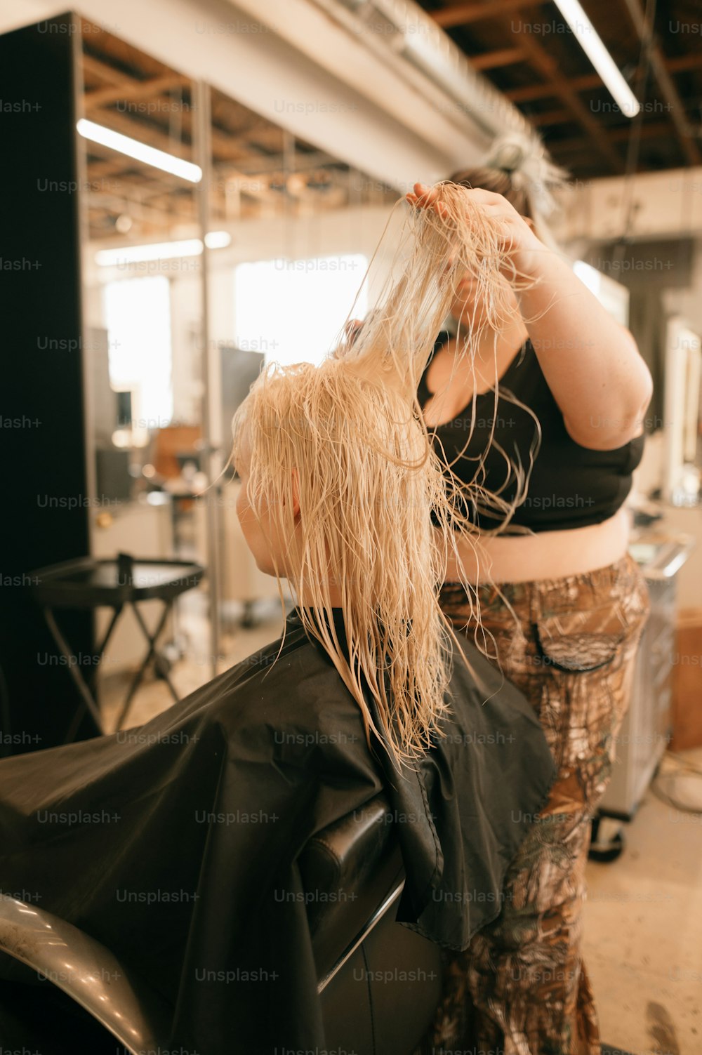 Una donna che si fa tagliare i capelli da un parrucchiere
