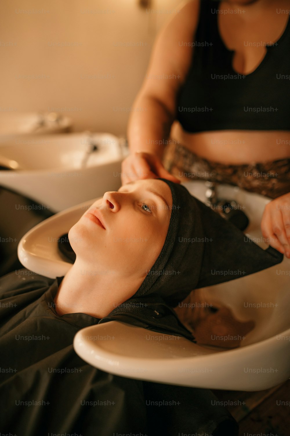 Une femme se fait couper les cheveux dans un salon
