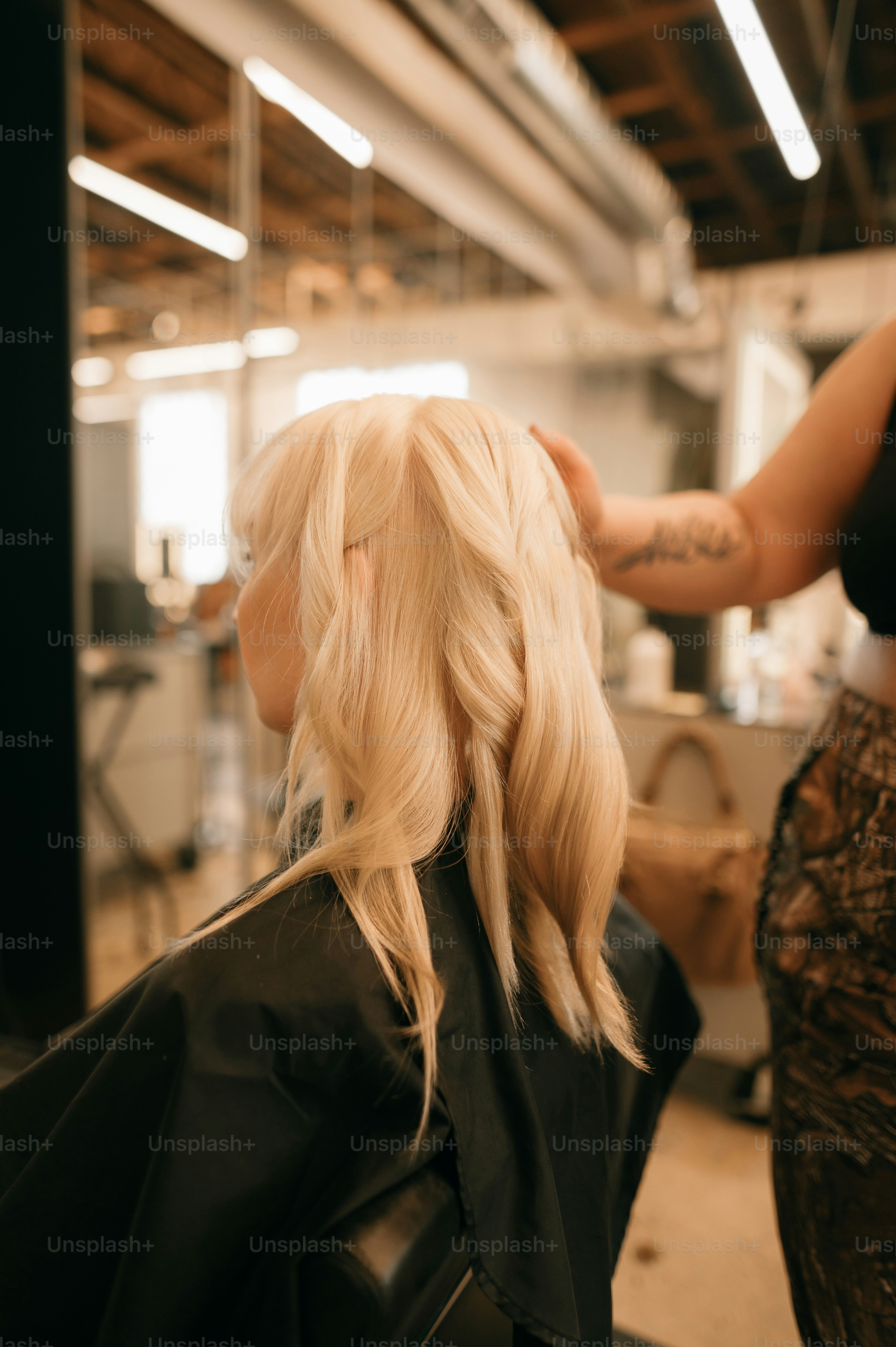 Una donna che si taglia i capelli in un salone