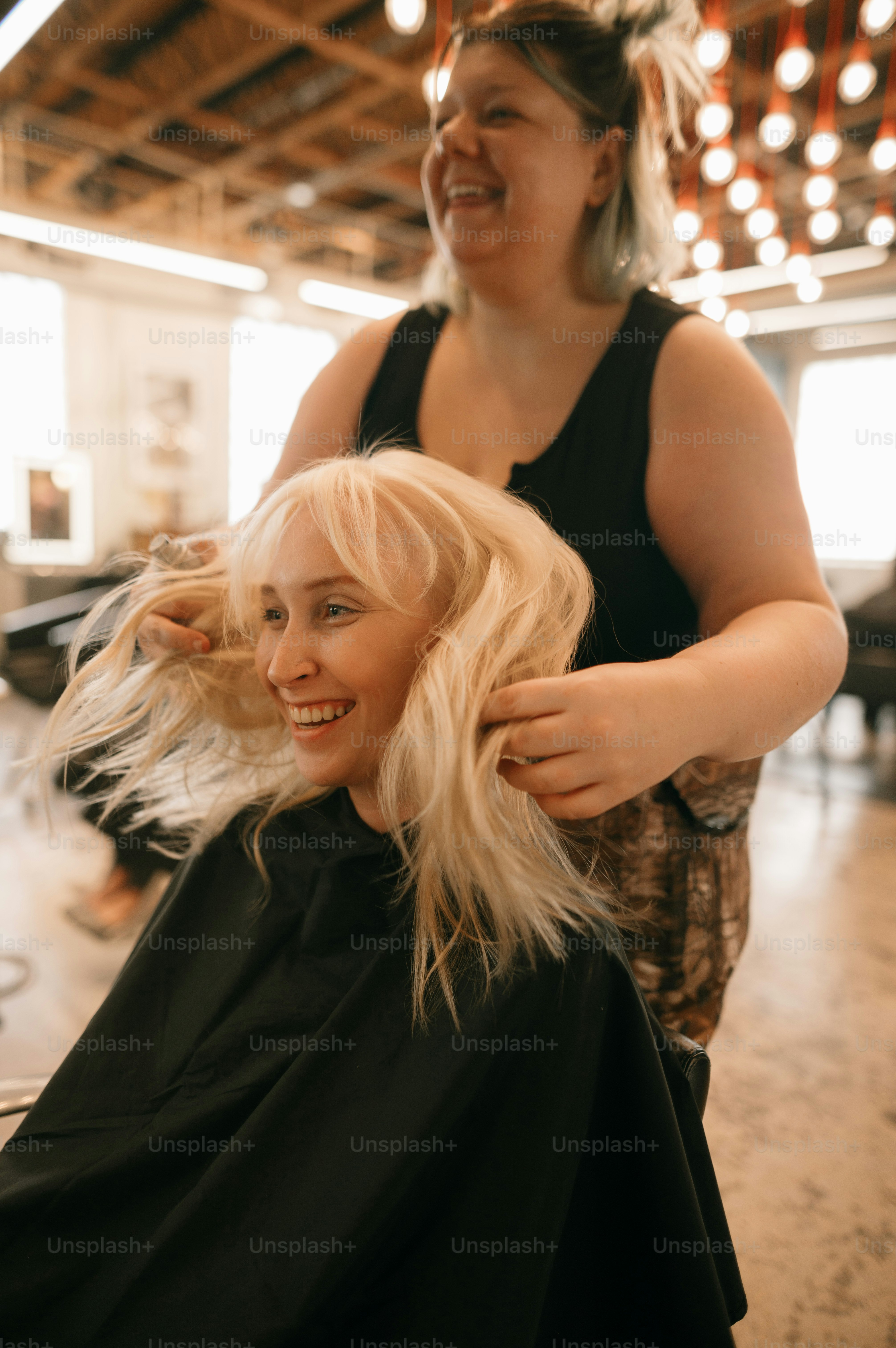 Eine Frau, die sich in einem Salon die Haare schneiden lässt
