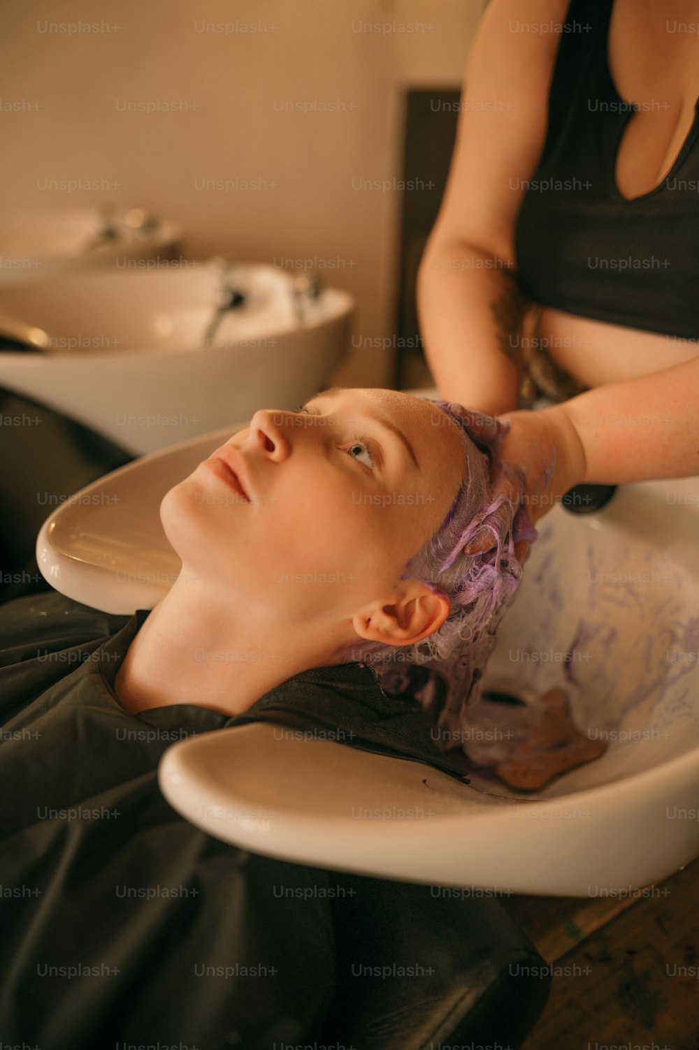 Una donna si sta tagliando i capelli in un salone
