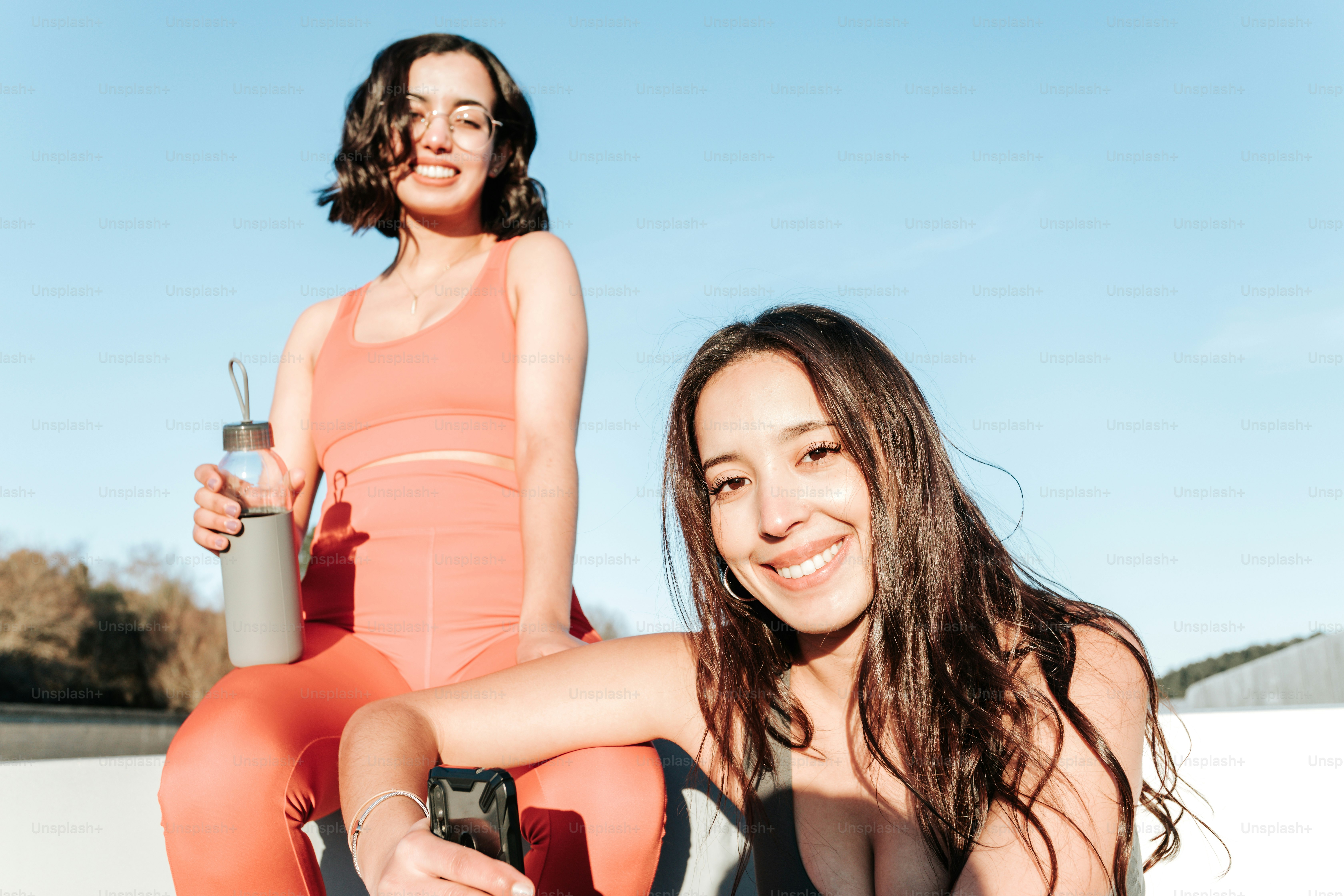 Zwei Frauen posieren gemeinsam für ein Foto