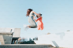 Una donna che salta in aria con uno skateboard