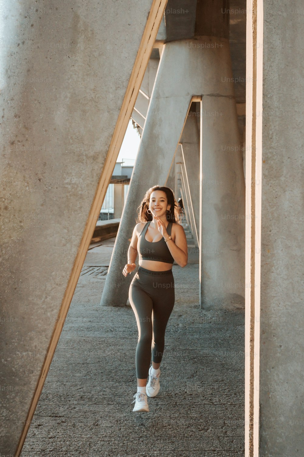 Una mujer con un top de sujetador deportivo negro y leggings