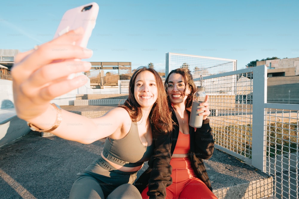Dos mujeres tomándose una selfie con un teléfono celular