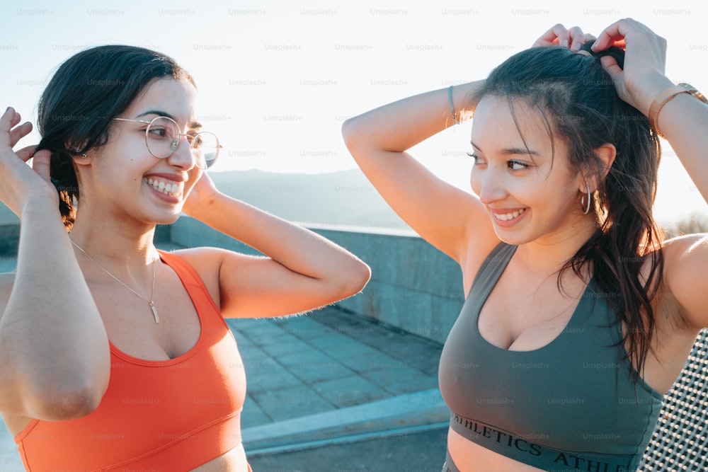 Dos mujeres jóvenes de pie una al lado de la otra