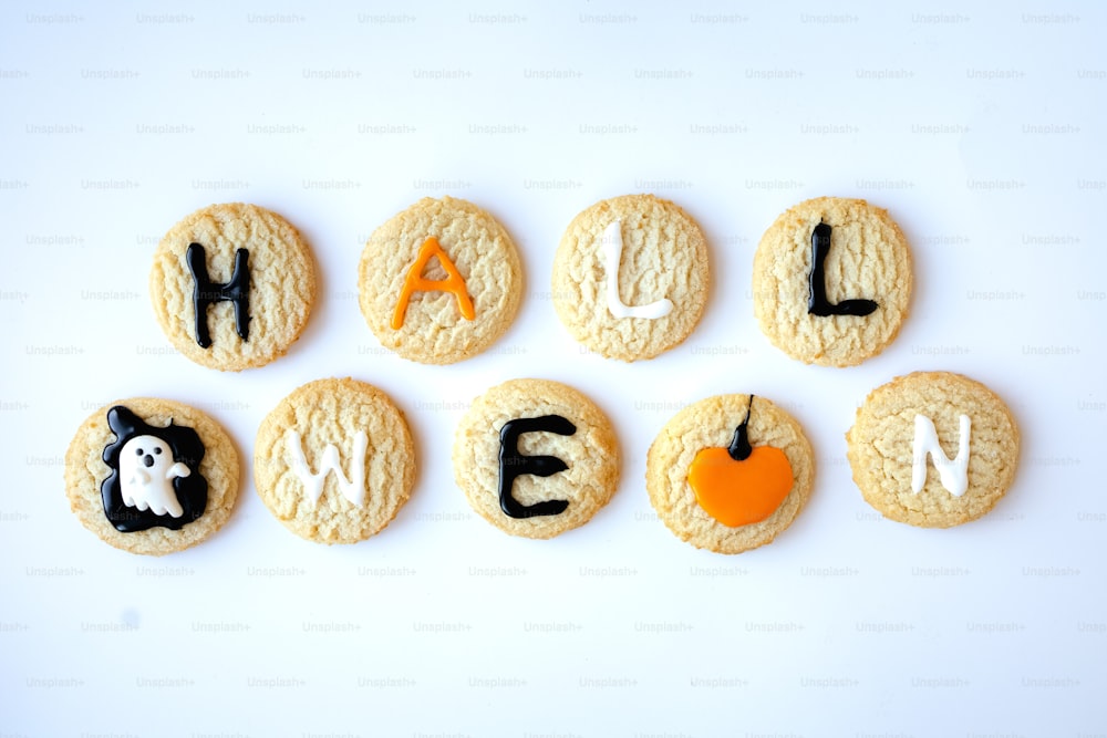 un biscuit avec les mots Halloween épelés dedans