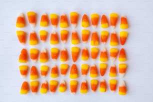 흰색 표면에 주황색과 흰색 사탕 옥수수 그룹