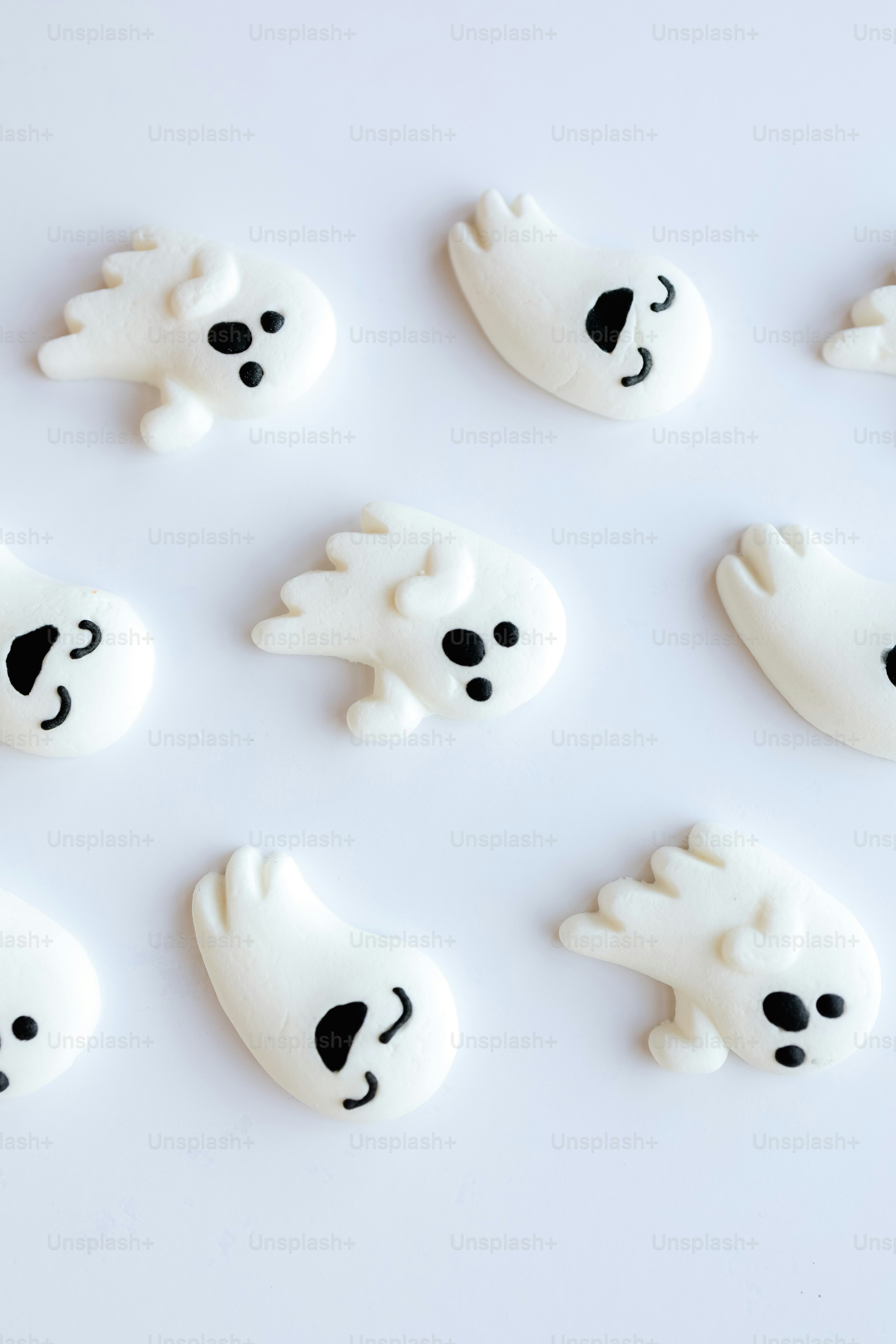 Eine Gruppe weißer Eisbären auf weißer Oberfläche