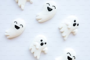 Um close up de um grupo de biscoitos fantasmas
