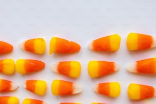 Un grupo de caramelos naranjas y blancos