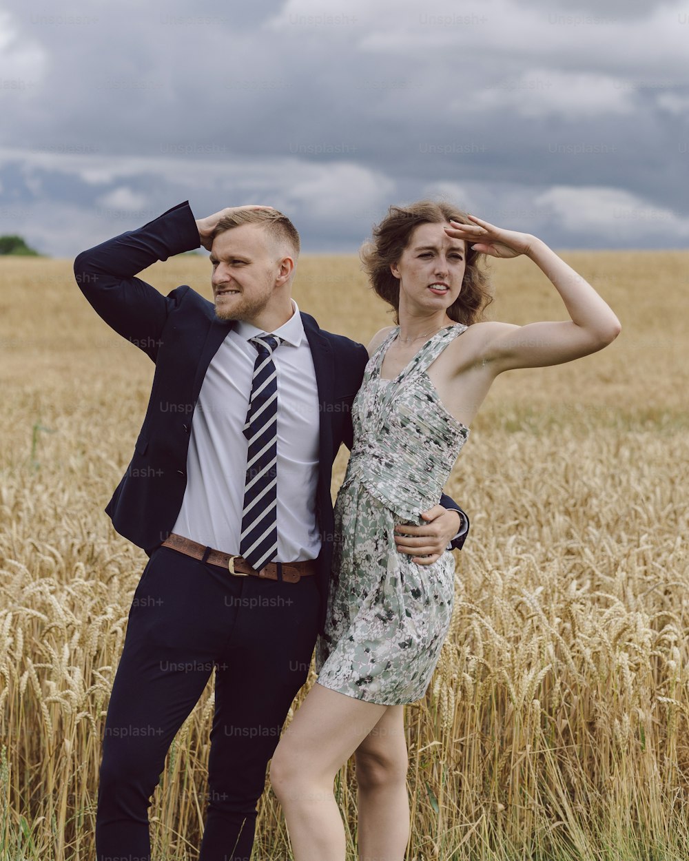 un homme et une femme debout dans un champ