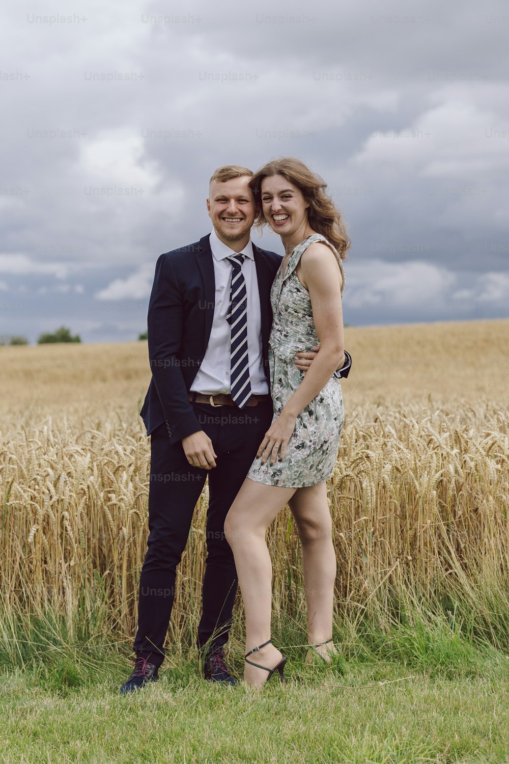 um homem e uma mulher em pé em um campo