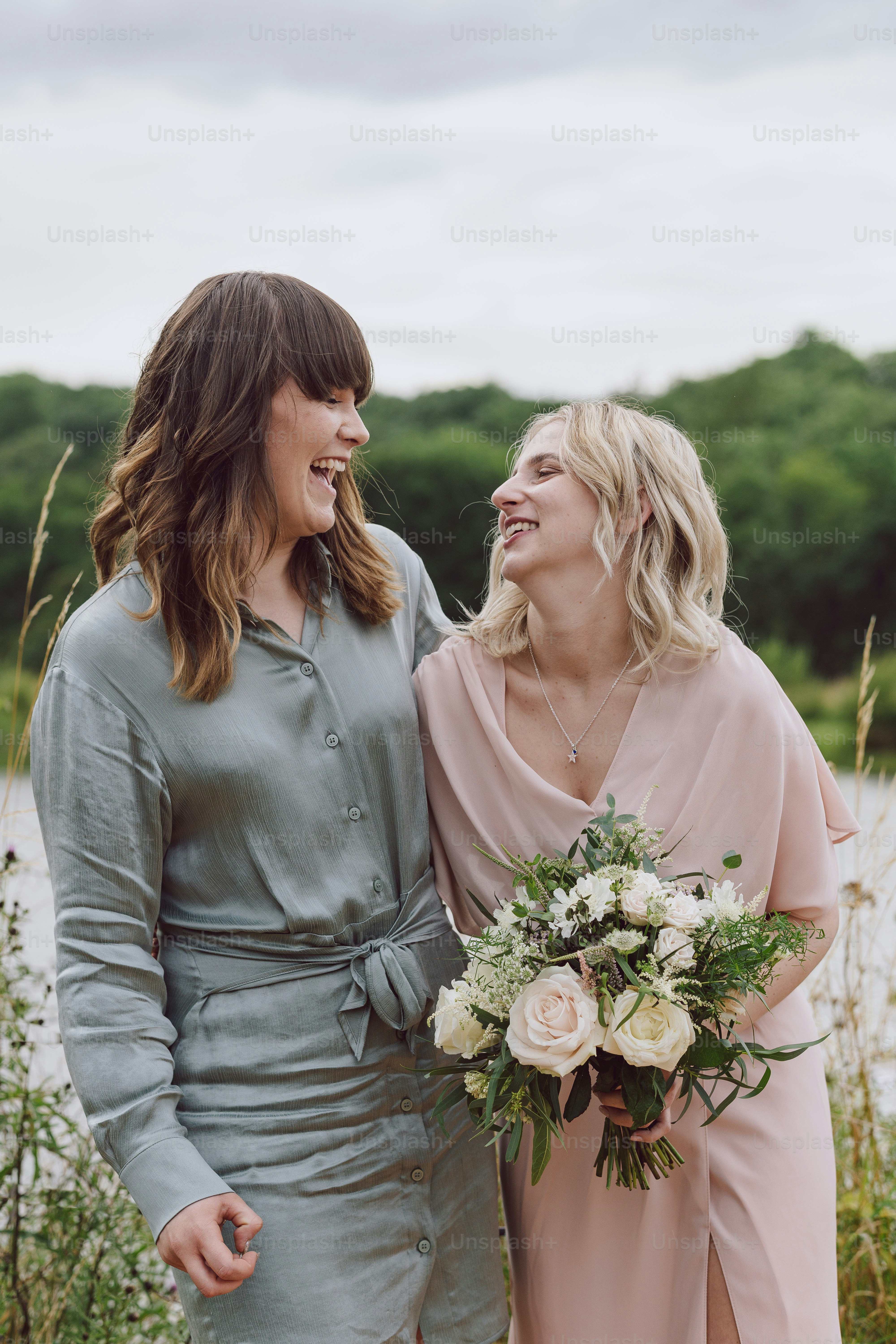 un couple de femmes debout l’une à côté de l’autre