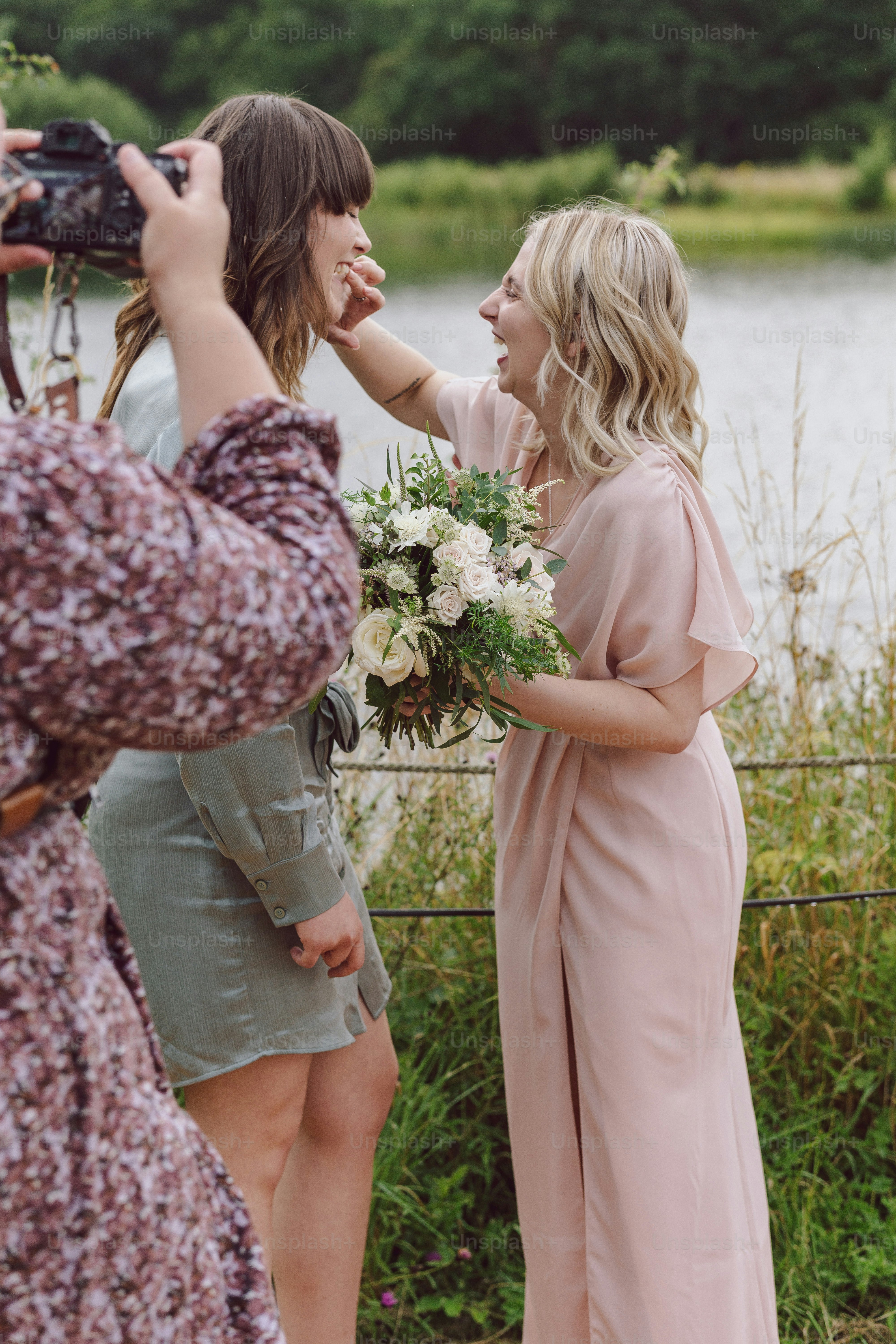 un couple de femmes debout l’une à côté de l’autre