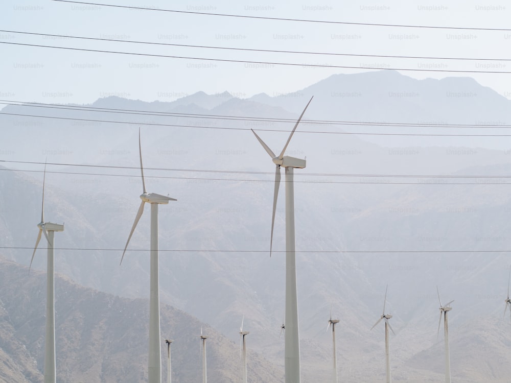 Eine Reihe von Windkraftanlagen in einer bergigen Gegend