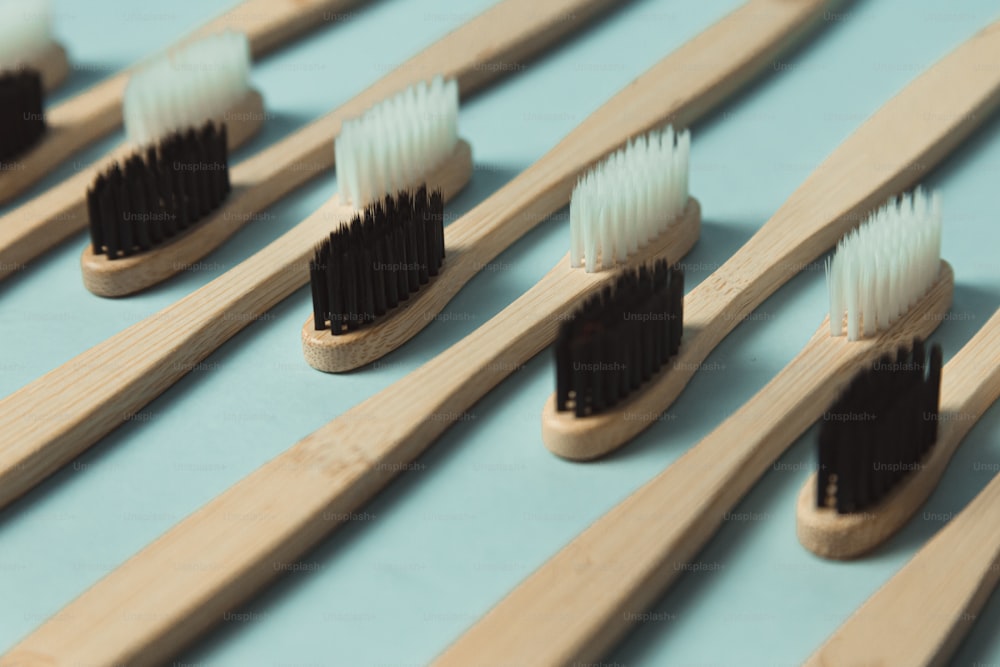 Una fila di spazzolini da denti allineati su un tavolo