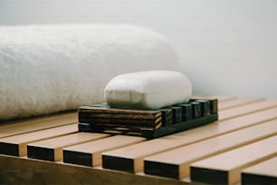 ein Seifenstück, das auf einem Holztisch sitzt
