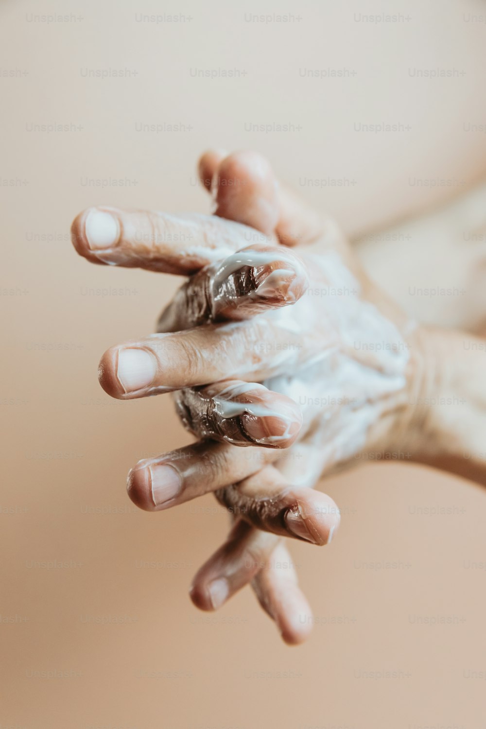 여자의 손은 하얀 가루로 덮여있다.