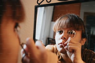 Una donna sta guardando il suo riflesso nello specchio