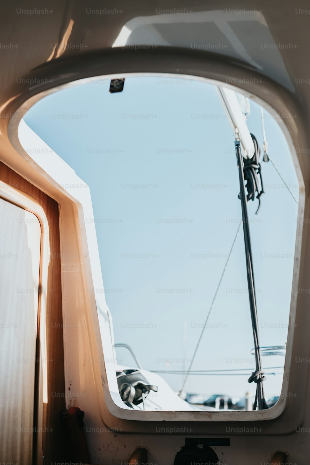 Ein Blick in das Innere eines Bootes durch ein Fenster