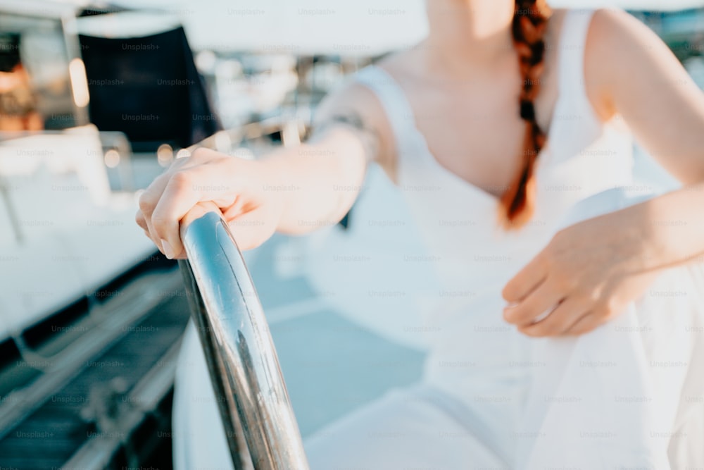 uma mulher em um vestido branco em um barco
