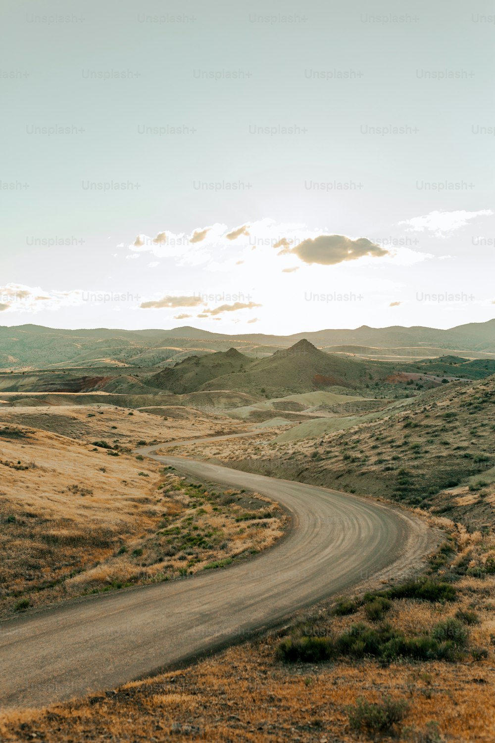 Un camino sinuoso en medio de un desierto