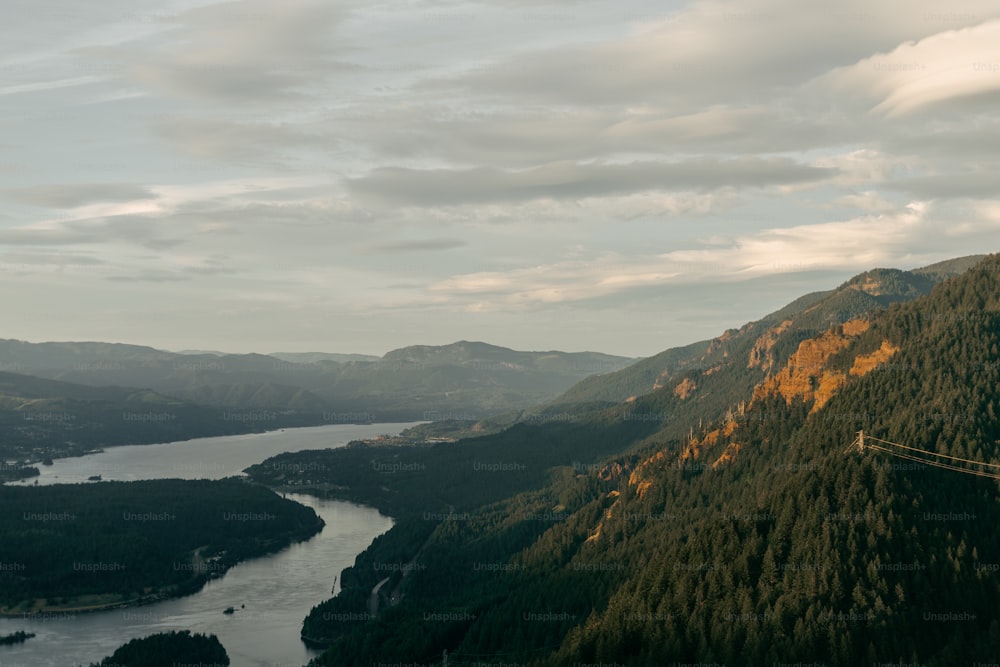 une vue panoramique sur une rivière et des montagnes