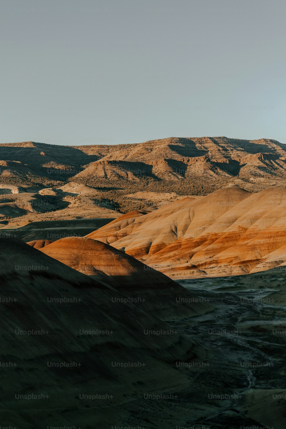 Una vista de una cadena montañosa desde la distancia