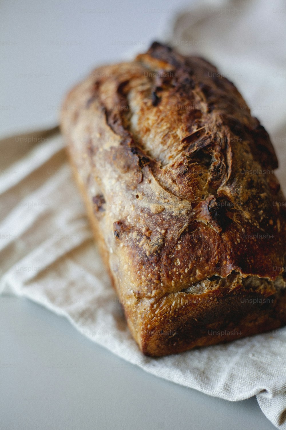 Una barra de pan encima de una servilleta