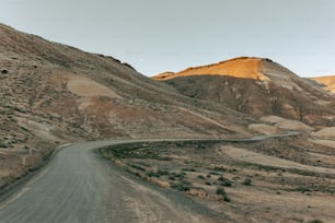 砂漠の真ん中にある曲がりくねった道