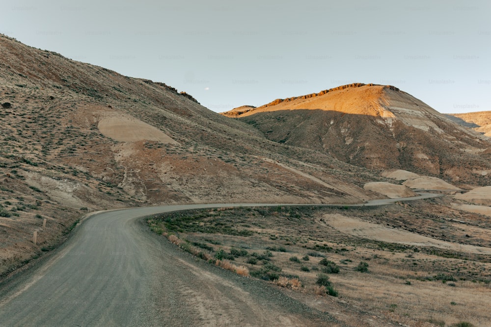 uma estrada sinuosa no meio de um deserto