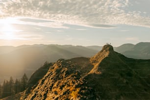 una persona in piedi sulla cima di una montagna