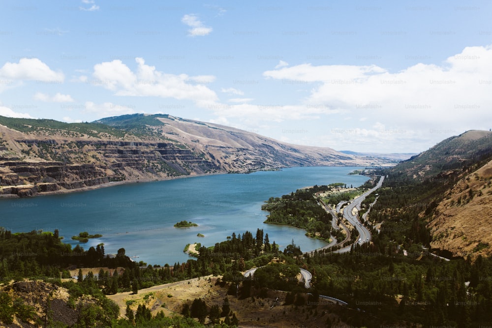 une vue panoramique d’un lac entouré de montagnes