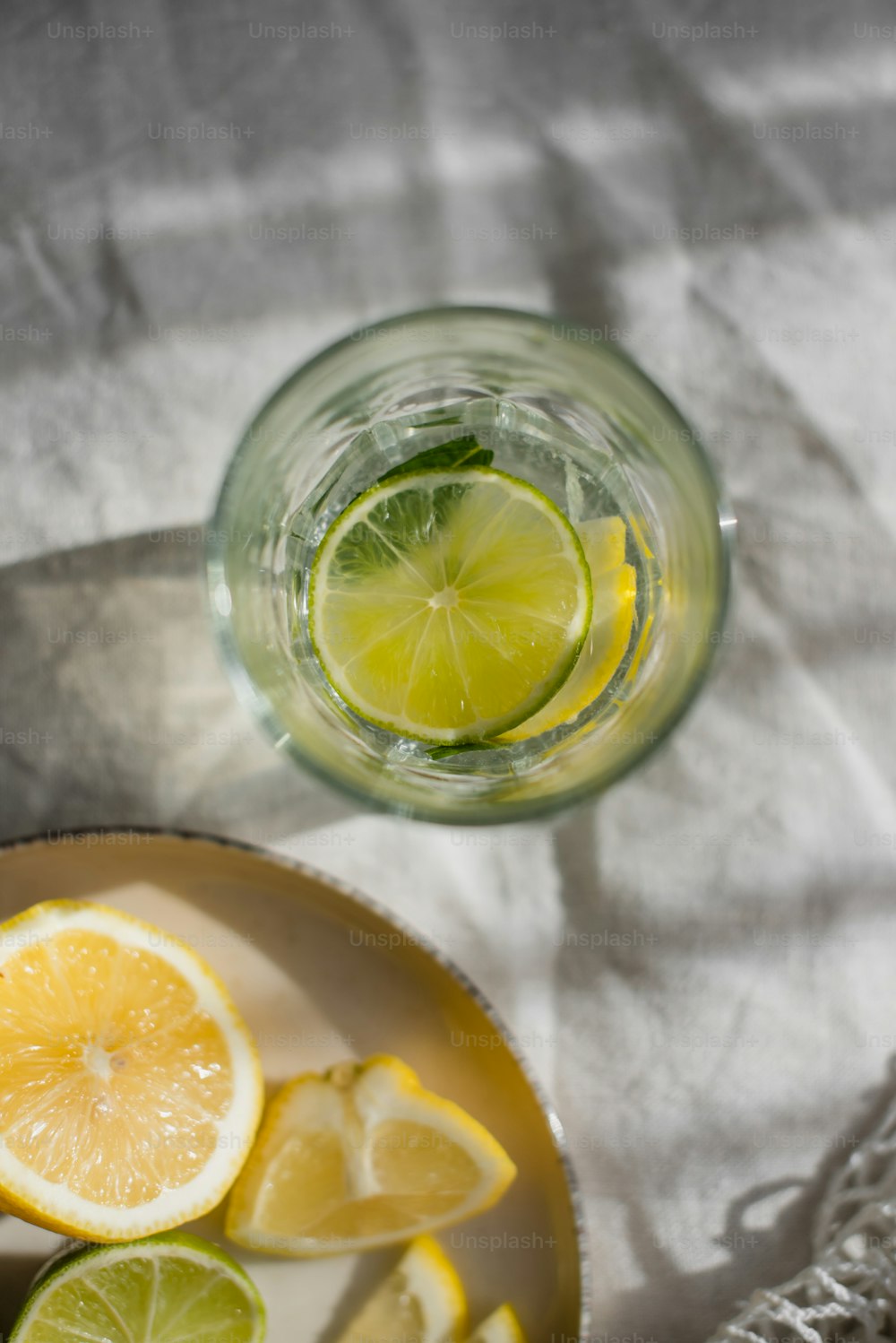 레몬 한 그릇과 물 한 잔