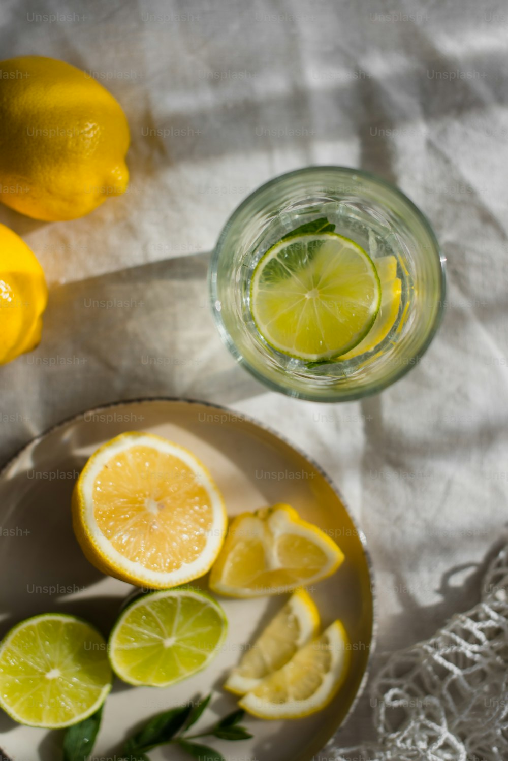 レモンのボウルとコップ一杯の水