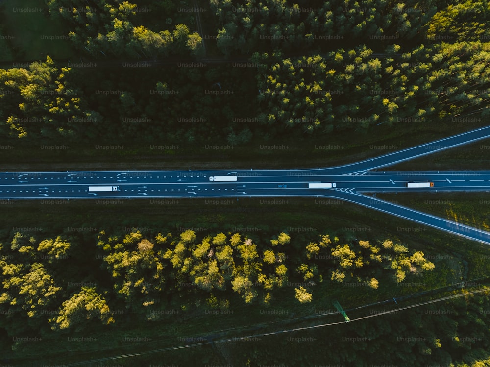 Una veduta aerea di un'autostrada nel mezzo di una foresta