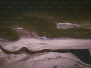 Una vista a�érea de una playa de arena y agua