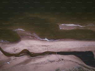 砂浜と水の空撮