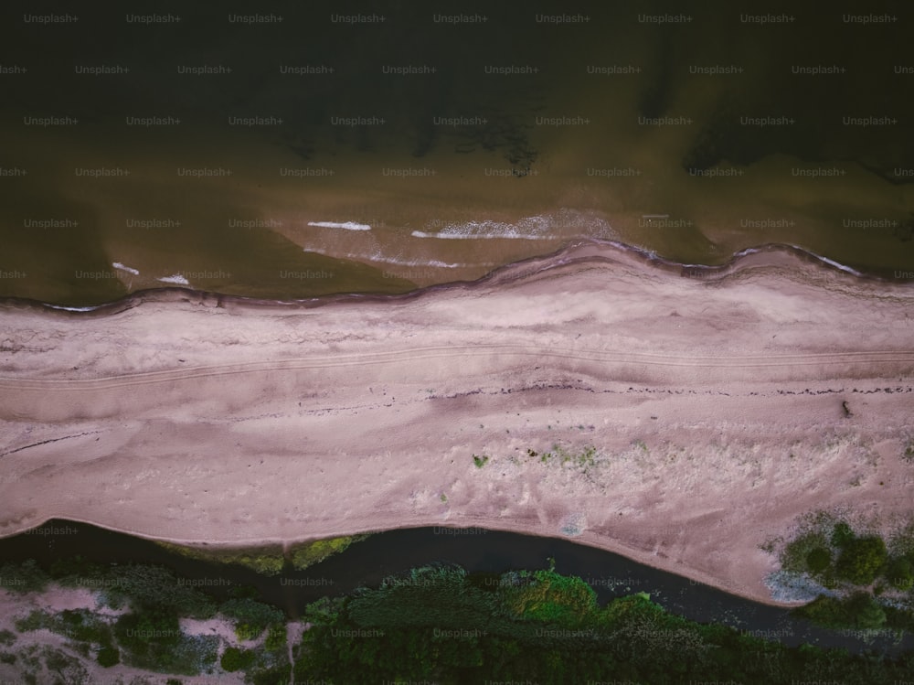une vue aérienne d’une plage de sable et d’un plan d’eau