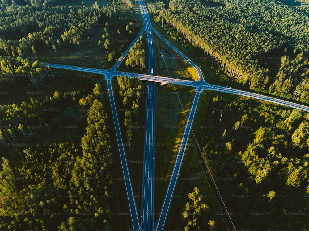 une vue aérienne d’une autoroute au milieu d’une forêt