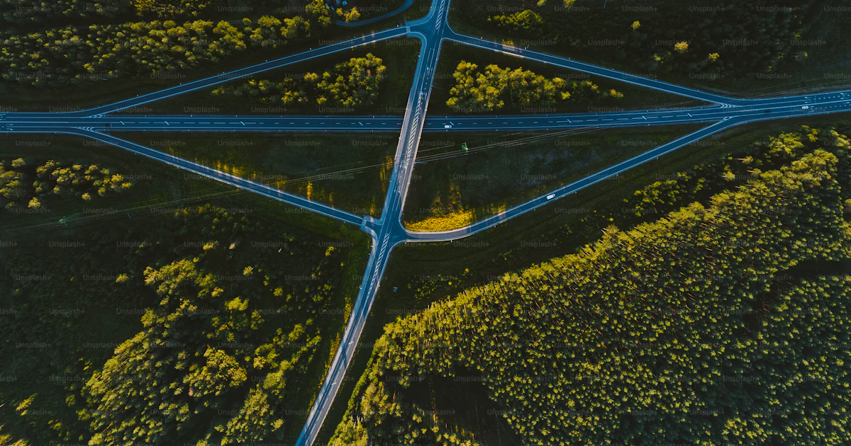 Une vue aérienne d’une intersection routière au milieu d’une forêt ...
