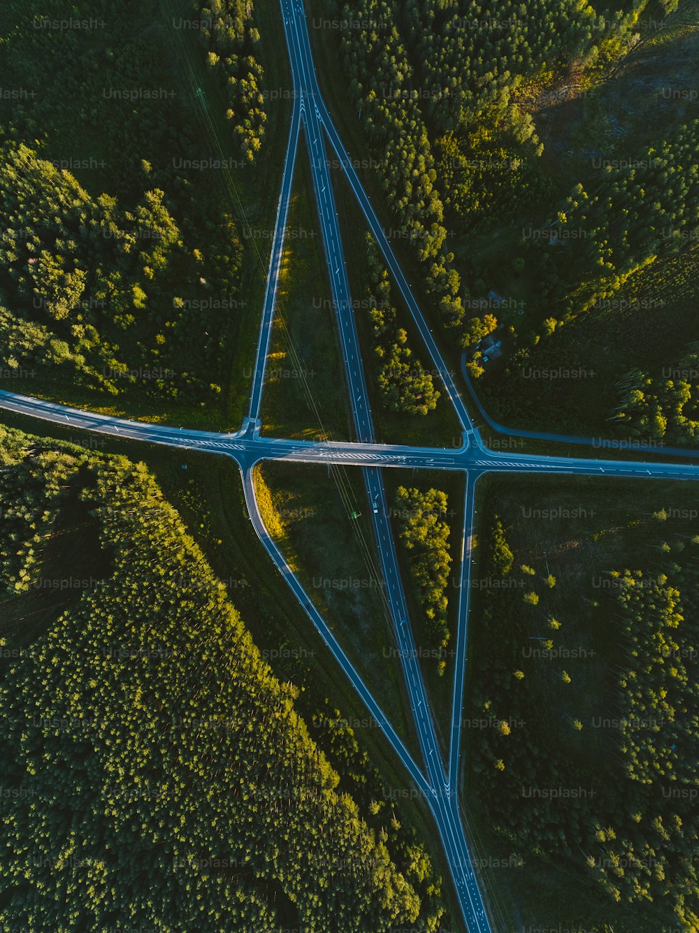 une vue aérienne d’une intersection routière au milieu d’une forêt