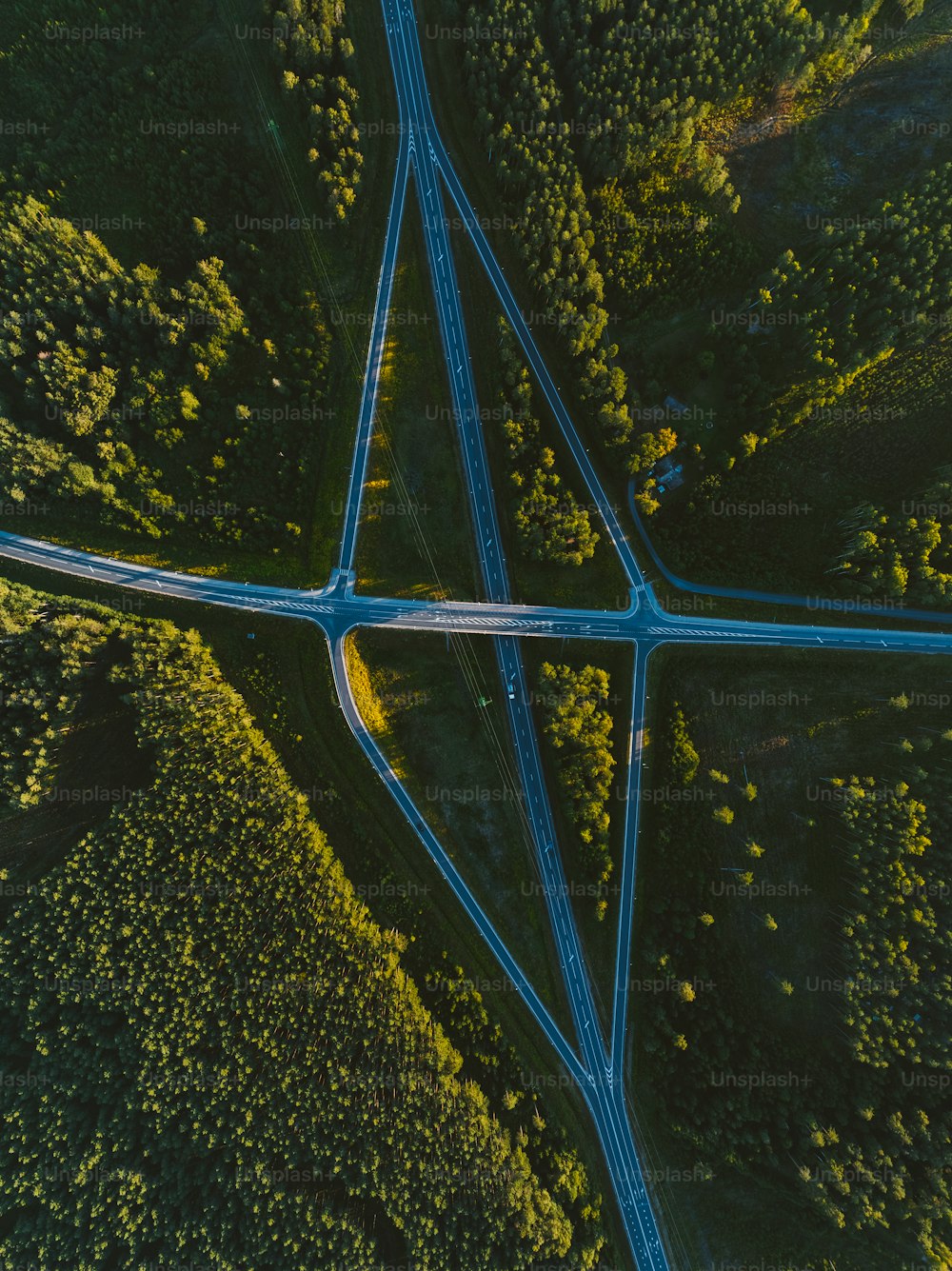 Una vista aérea de una intersección de carreteras en medio de un bosque