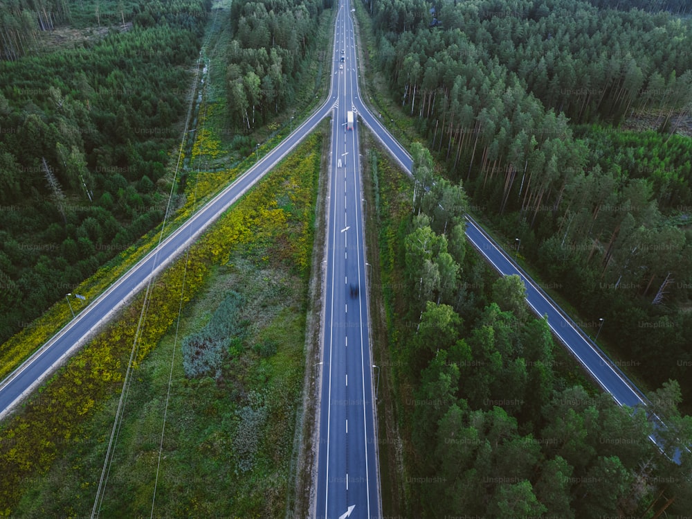 Una vista aérea de una carretera en medio de un bosque