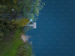 uma vista aérea de uma doca em um lago