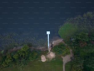 Eine Luftaufnahme eines Turms in der Mitte eines Sees