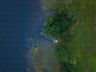 uma vista aérea de um campo e um corpo de água